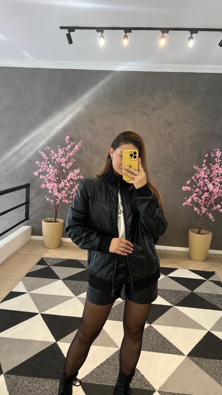 Jaqueta Matelasse em couro P.U