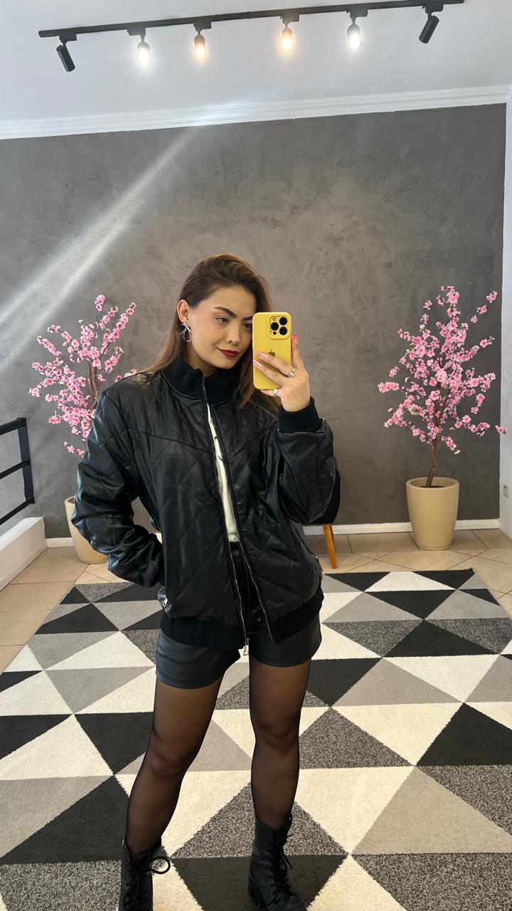 Jaqueta Matelasse em couro P.U